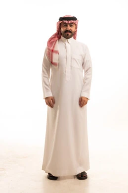 رجل سعودي بالزي التقليدي والثوب الأبيض على خلفية بيضاء