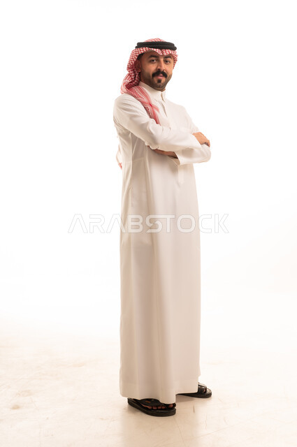 رجل سعودي بالثوب التقليدي على خلفية بيضاء