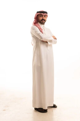رجل سعودي بالثوب التقليدي على خلفية بيضاء