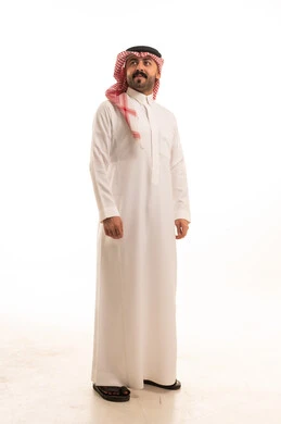 رجل سعودي بالثوب التقليدي والشماغ على خلفية بيضاء