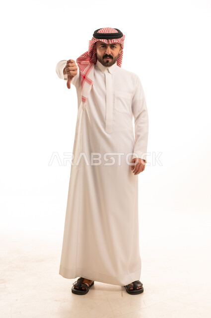 رجل سعودي بالثوب التقليدي يشير بعدم الرضا