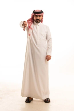 رجل سعودي بالثوب التقليدي يشير بعدم الرضا
