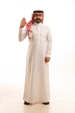 رجل سعودي بالزي التقليدي يلقي التحية خلفية بيضاء