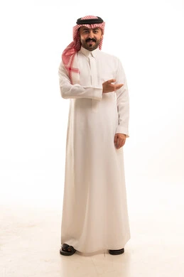 رجل سعودي بالثوب الأبيض يشير بيده بخلفية بيضاء