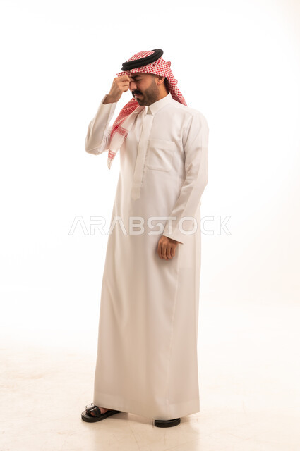 رجل سعودي بالزي التقليدي يعاني من الإرهاق والصداع