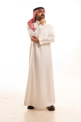 رجل سعودي بالزي التقليدي في وضعية تفكير