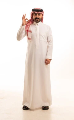 رجل سعودي بالزي التقليدي يقوم بإشارة التمام