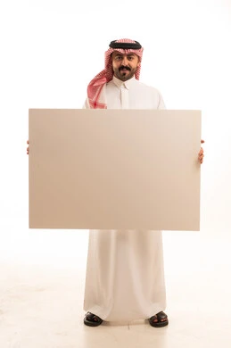 رجل سعودي يحمل لوحة بيضاء فارغة للإعلانات