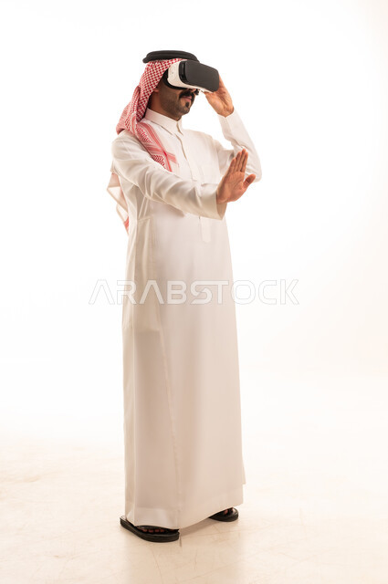 رجل سعودي يستخدم سماعة الواقع الافتراضي