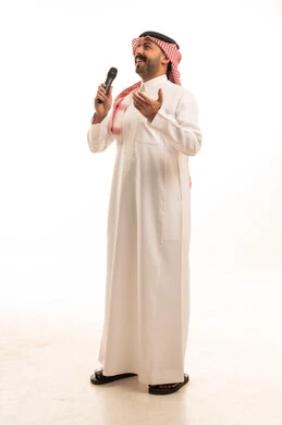 رجل سعودي بالزي التقليدي يحمل ميكروفون