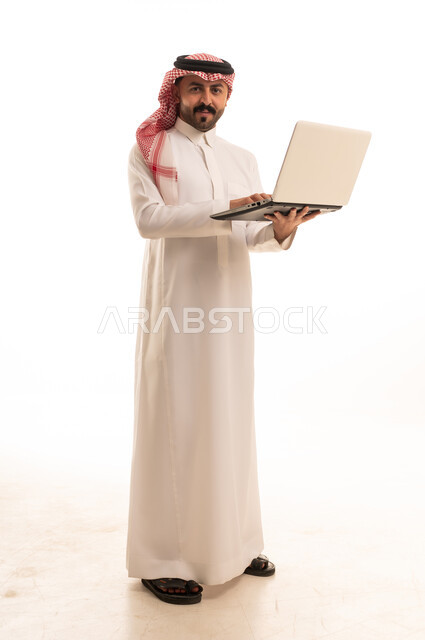 رجل سعودي مهني يحمل حاسوب محمول خلفية بيضاء