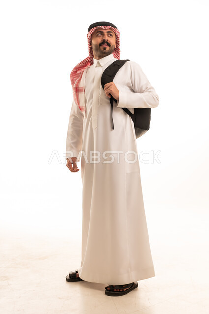 رجل سعودي بالثوب التقليدي مع حقيبة ظهر