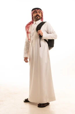 رجل سعودي بالثوب التقليدي مع حقيبة ظهر