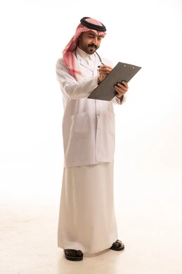 طبيب سعودي يكتب على لوحة ملاحظات في الاستوديو