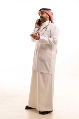 طبيب سعودي بالبالطو الأبيض يتحدث عبر الجوال
