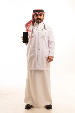 طبيب سعودي يمسك هاتف ذكي في الاستوديو