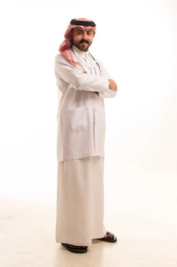 طبيب سعودي يرتدي المعطف الطبي والشماغ في الاستوديو