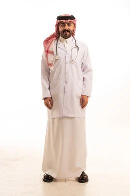 طبيب سعودي بالمعطف الأبيض والسماعة الطبية