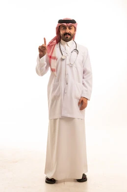 طبيب سعودي بالمعطف الطبي على خلفية بيضاء