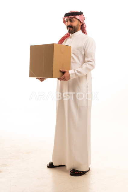 رجل سعودي يحمل صندوق كرتوني للتوصيل خلفية بيضاء