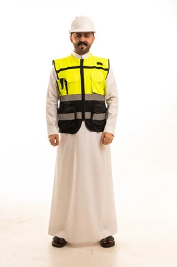 مهندس سعودي يرتدي الثوب الأبيض وسترة السلامة