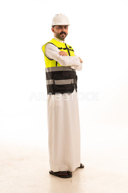 مهندس سعودي بالثوب الأبيض وسترة السلامة