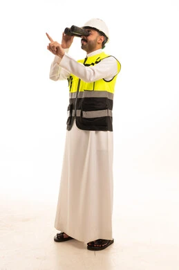 مهندس سعودي بمنظار وسترة سلامة خلفية بيضاء