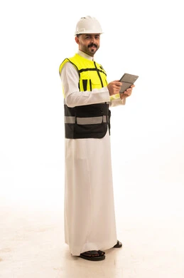 مهندس سعودي بالثوب وجهاز لوحي خلفية بيضاء