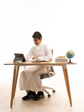 طالب سعودي يدرس باستخدام الجهاز اللوحي