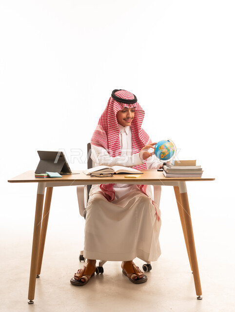 طالب سعودي استوديو مجسم الكرة الأرضية والكتب