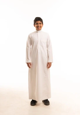 بورتريه فتى سعودي بالثوب التقليدي الأبيض خلفية بيضاء