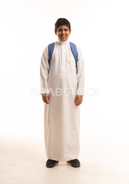 طالب سعودي بالثوب الأبيض مع حقيبة مدرسية