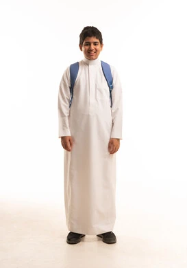 طالب سعودي بالثوب الأبيض مع حقيبة مدرسية