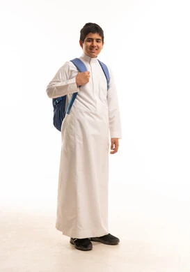 طالب سعودي بالثوب الأبيض وحقيبة مدرسية