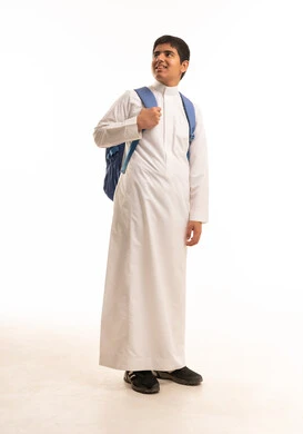 طالب مدرسي سعودي بالثوب التقليدي وحقيبة ظهر