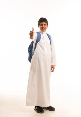 طالب سعودي بالثوب الأبيض يرفع إبهامه للأعلى