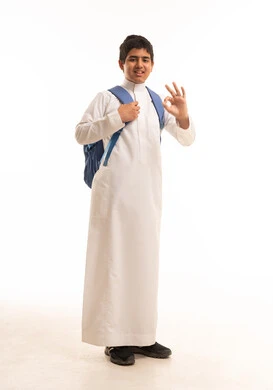 طالب سعودي بالثوب الأبيض مع حقيبة مدرسية
