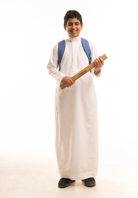 طالب سعودي بالثوب التقليدي يحمل حقيبة مدرسية