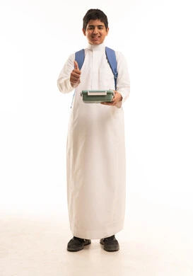 طالب سعودي بالثوب مع حقيبة ظهر وصندوق غداء