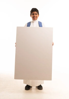 طالب سعودي يحمل لوحة بيضاء فارغة كبيرة