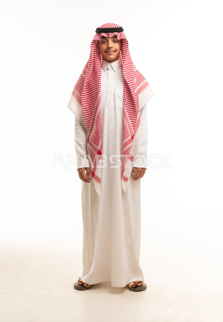 طفل سعودي يرتدي الثوب والشماغ التقليدي في استوديو تصوير