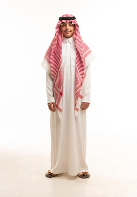 طفل سعودي يرتدي الثوب والشماغ التقليدي في استوديو تصوير