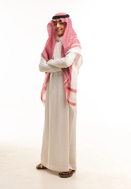 شاب سعودي بالزي التقليدي الثوب والشماغ