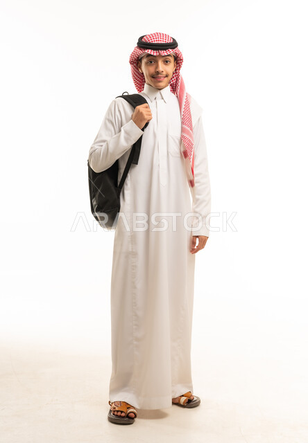 طالب سعودي شاب بحقيبة ظهر في ثوب تقليدي