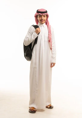 طالب سعودي شاب بحقيبة ظهر في ثوب تقليدي