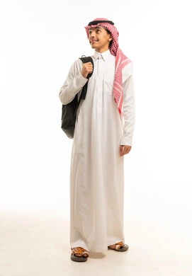 طالب سعودي بالزي التقليدي يحمل حقيبة ظهر