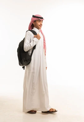 طالب سعودي بالزي التقليدي مع حقيبة مدرسية