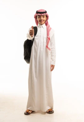 طالب سعودي بالزي التقليدي مع حقيبة ظهر وإشارة الإبهام