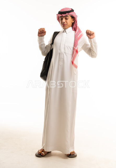 طالب سعودي بالثوب التقليدي يحمل حقيبة ظهر