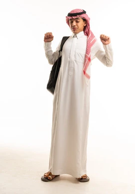 طالب سعودي بالثوب التقليدي يحمل حقيبة ظهر